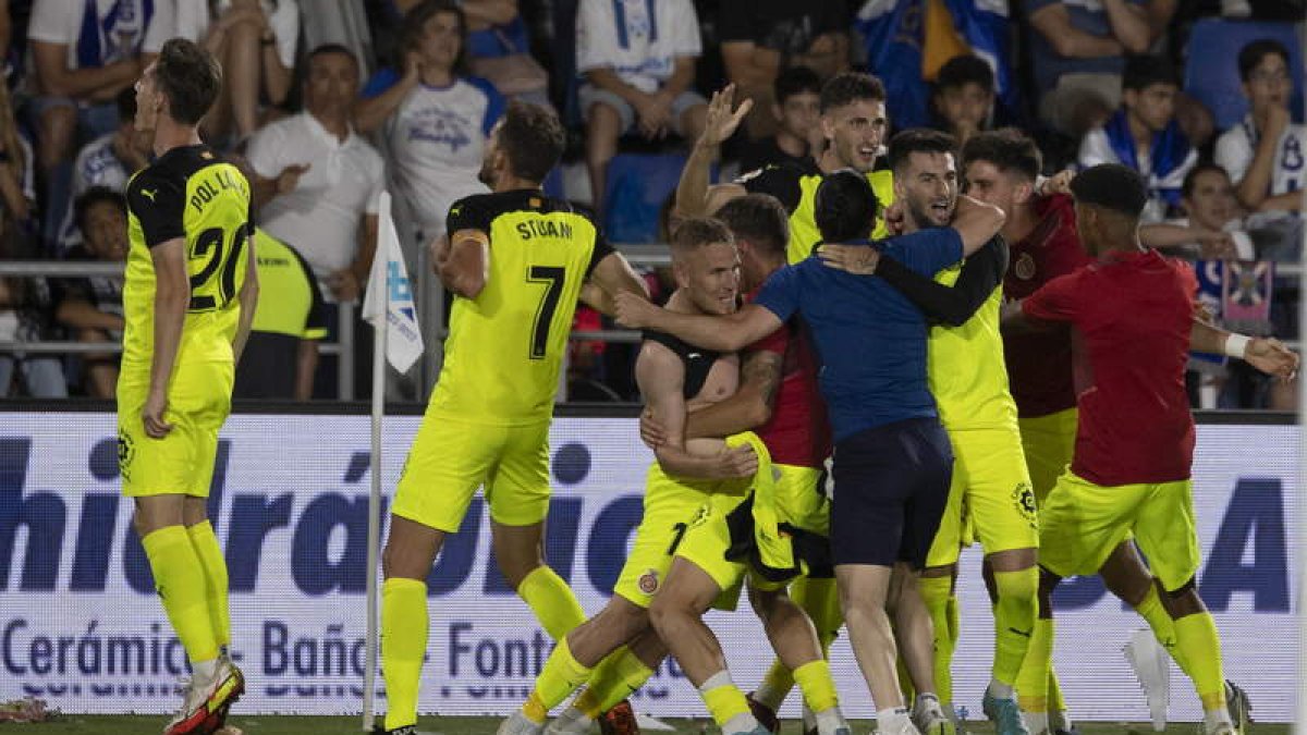 Los jugadores del Girona enloquecen tras doblegar al Tenerife y conseguir el ascenso a Primera División. MIGUEL BARRETO