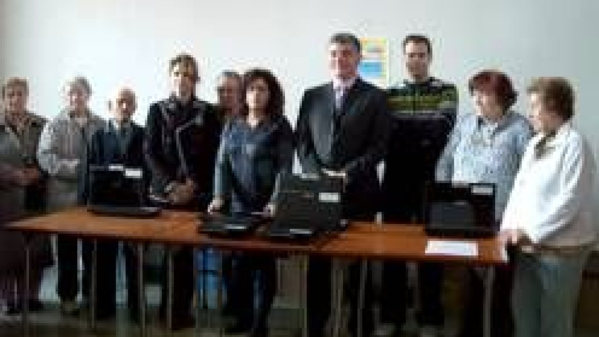 Teresa Gutiérrez y Luis Hidalgo, en el momento del acto de entrega