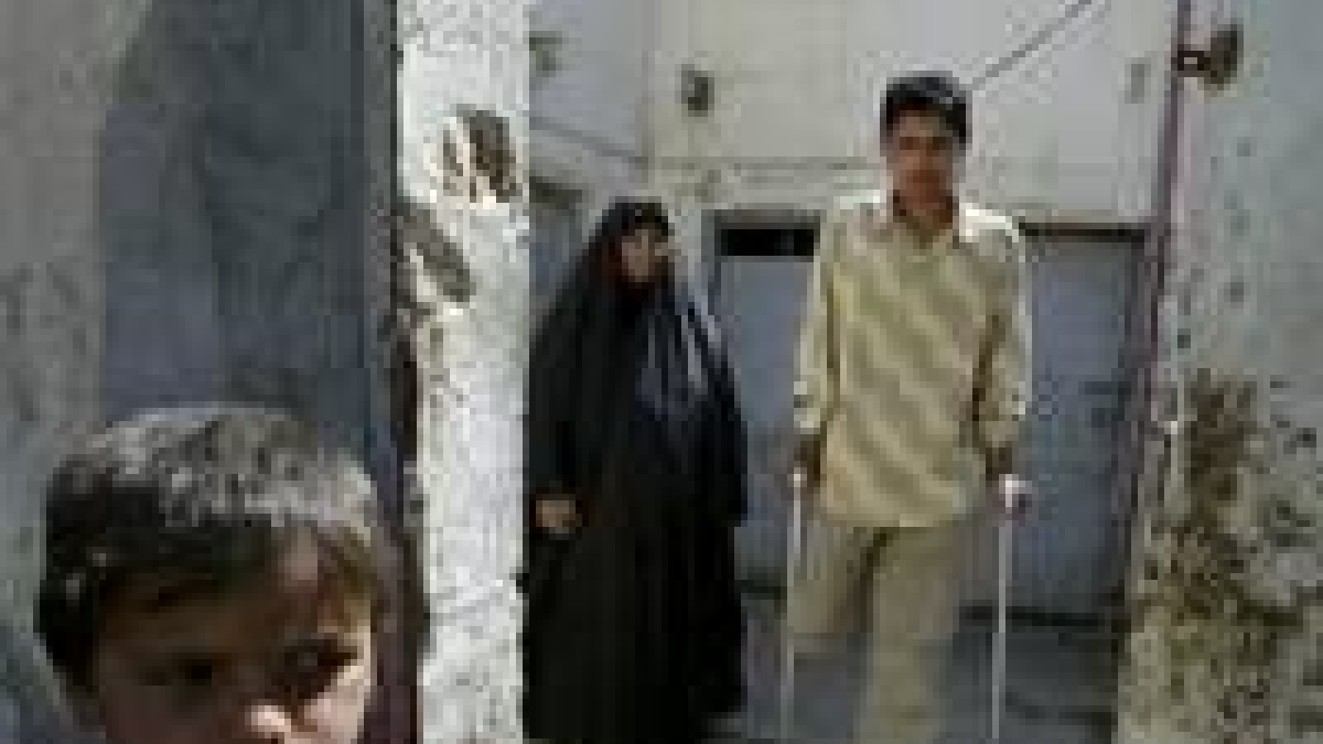 El joven iraquí Talib Kasim, con su madre y hermano, perdió una pierna en un ataque estadounidense