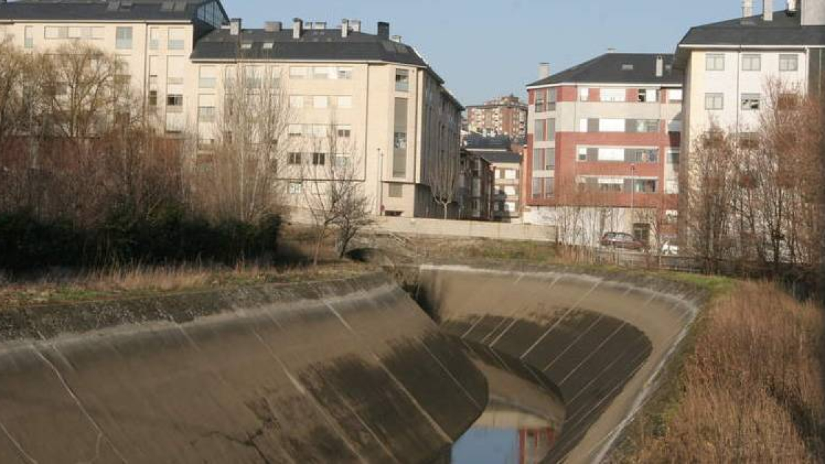 Imagen de uno de los tramos sinuosos del Canal de Cornatel a su paso por la parte alta de Ponferrada.