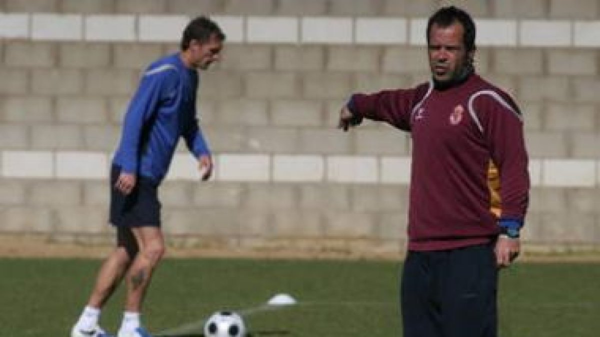 El entrenador culturalista Álvaro Cervera hace indicaciones mientras Iván Mateo, entrena detrás.