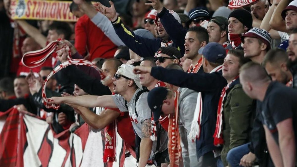 Los seguidores del Colonia, en campo del Arsenal