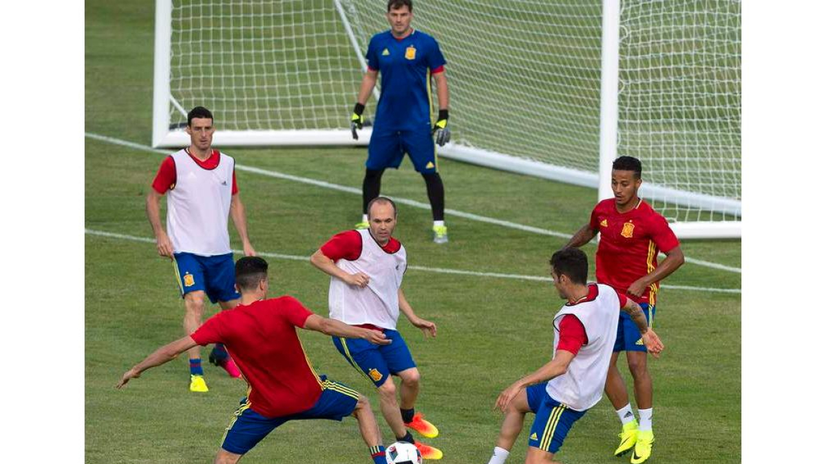 Iniesta, en el centro, lidera a la selección española en Francia. CAROLINE BLUMBERG