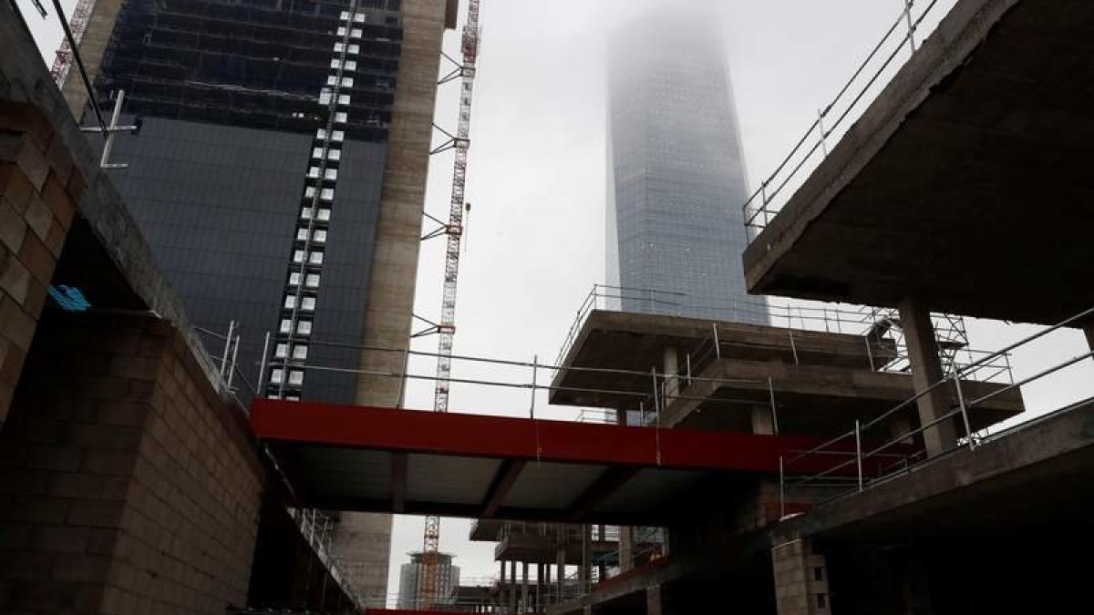 Obras de la hermana pequeña de las cuatro torres de Madrid, la torre Caleido.