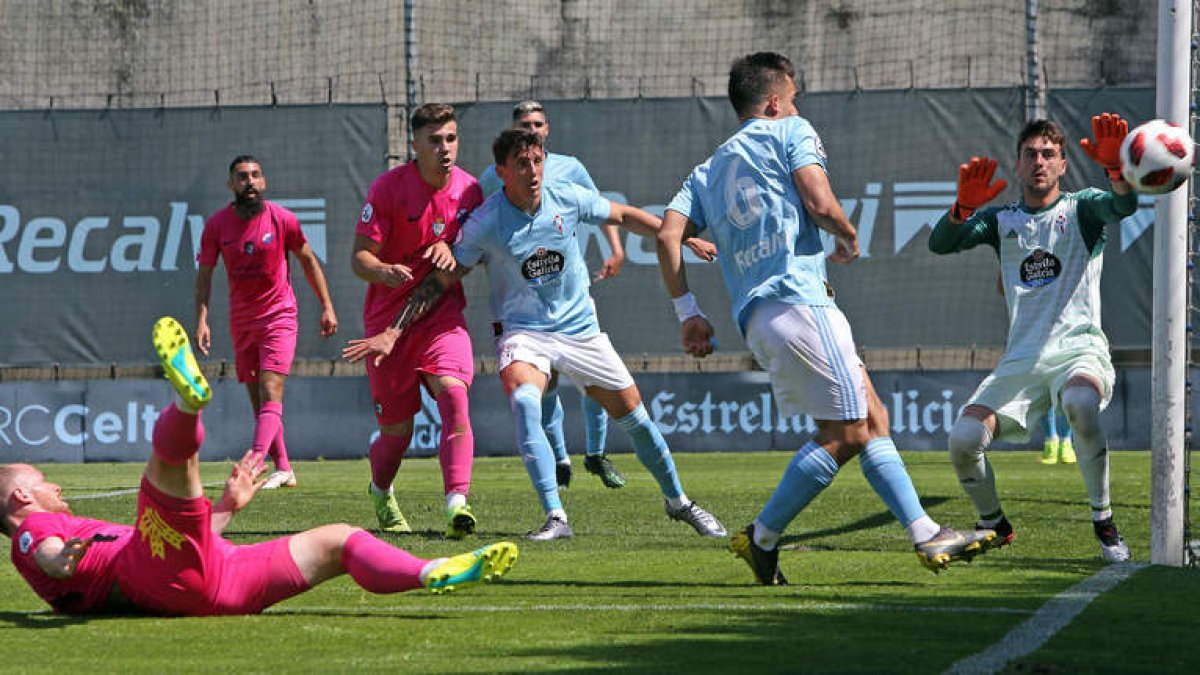 La buena actuación de Iván Villar impidió que la Deportiva, que tuvo varias ocasiones claras en la segunda mitad, lograra un resultado mejor en Vigo. MARTA G. BREA