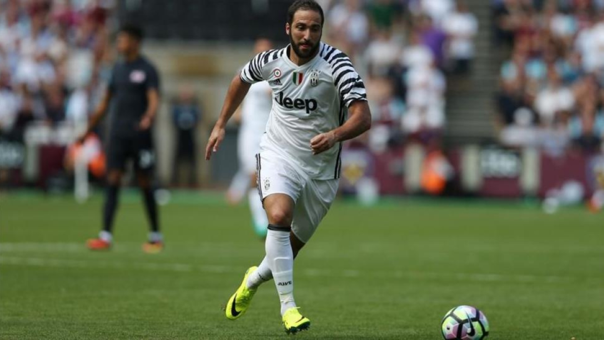 Gonzalo Higuaín, durante el partido de la Juventus de este domingo ante el West Ham.