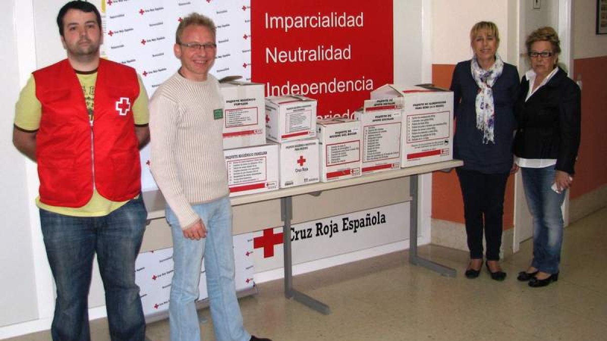 Diego Pérez e Inmaculada Larrauri entregaron los lotes de productos a Cruz Roja.