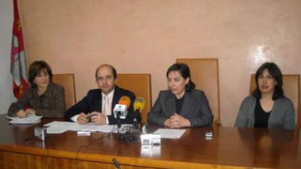 Francisco Castañón, ayer junto las autoridades municipales del Ayuntamiento de Villablino