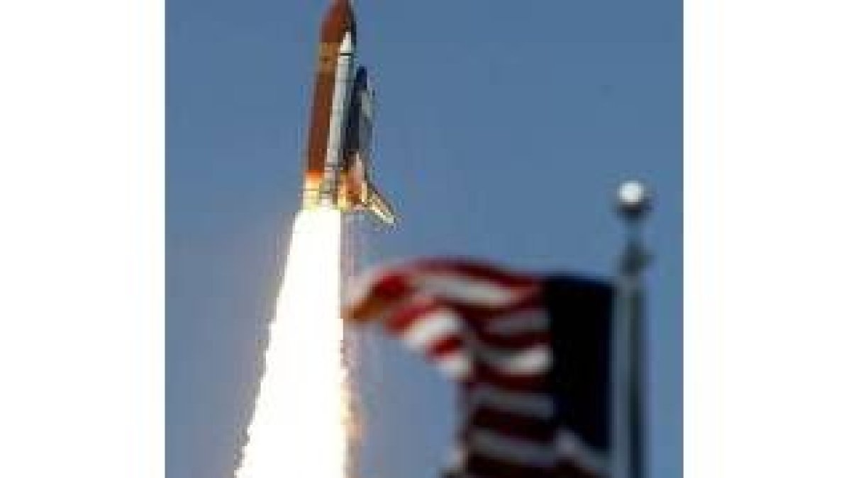 El «Discovery» en el momento del despegue