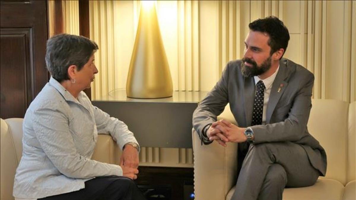 La delegada del Gobierno, Teresa Cunillera, y el presidente del Parlament, Roger Torrent, este miércoles en la Cámara catalana. /