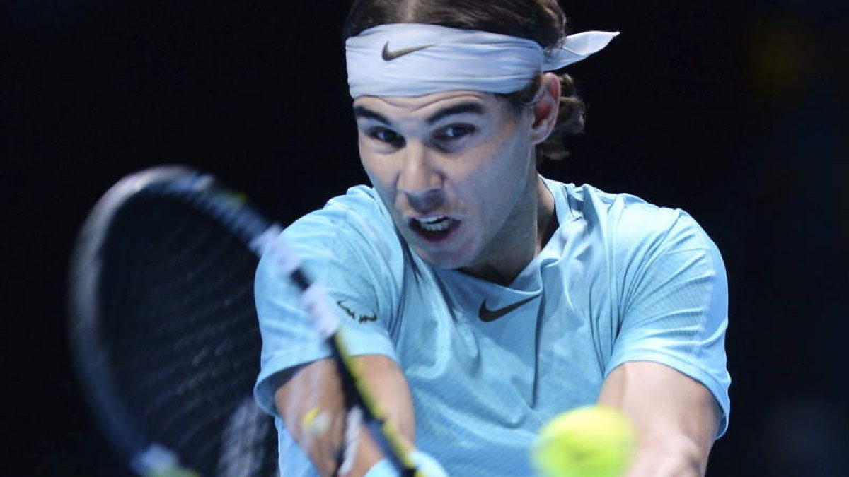El tenista español devuelve una bola durante el partido de la Copa Masters.