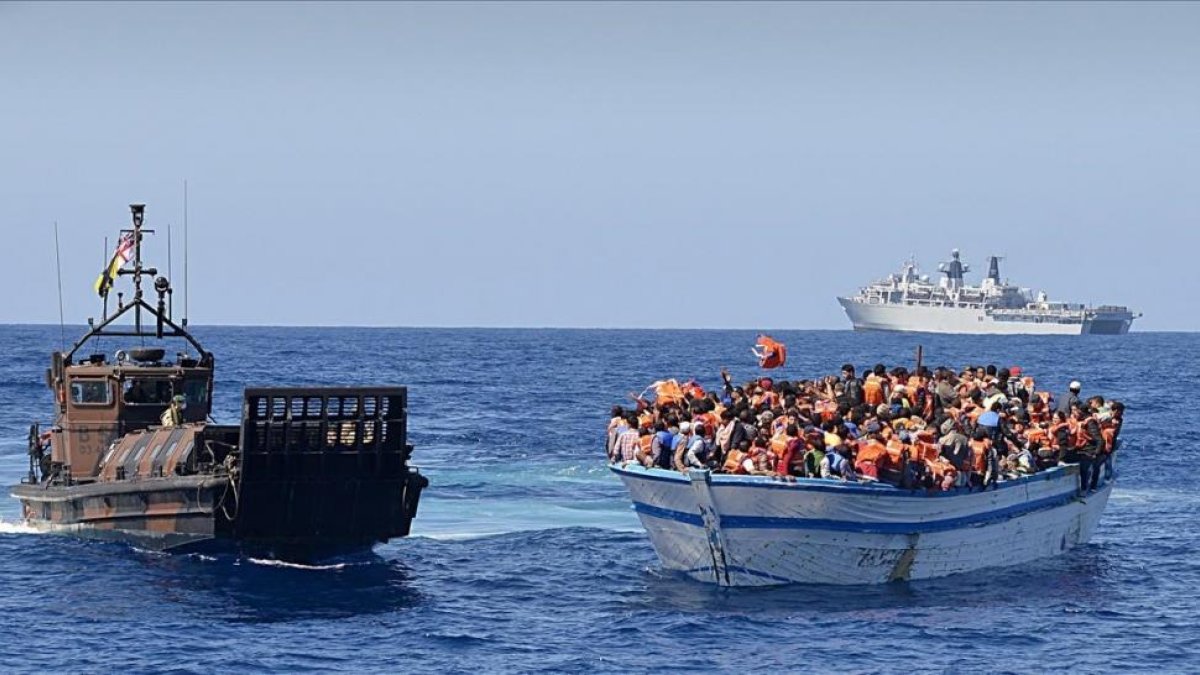 Rescate de 369 inmigrantes a la deriva en un bote de madera, en aguas al norte de Libia, a cargo de la nave británica HMS Bulwark, en mayo del 2015