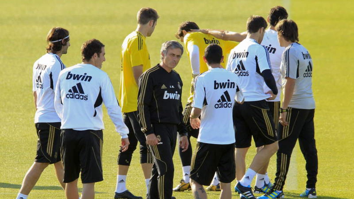 Jose Mourinho conversa con Ángel di María durante el entrenamiento del Real Madrid.
