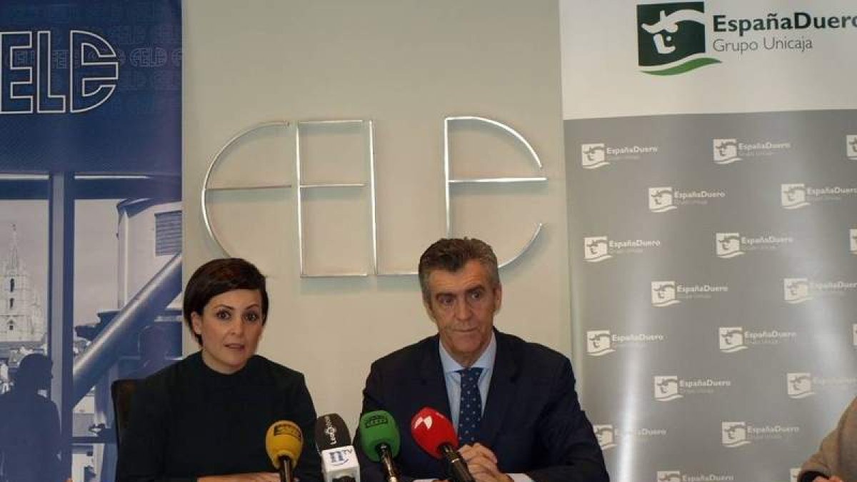 Margarita Serna y Javier Cepedano, ayer durante la firma del convenio entre España Duero y Fele. DL