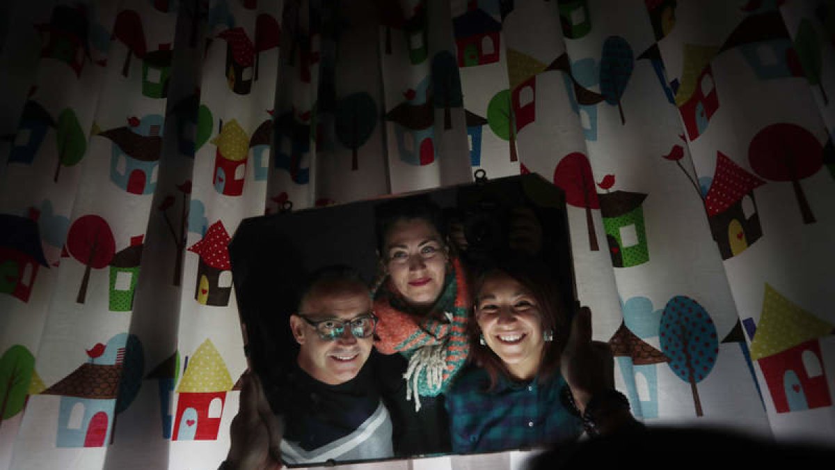 Luis Canal con Mar Cordero y Tamara Cabezas en el despacho del colegio Mariastas San José de la oenegé Sed. JESÚS F. SALVADORES