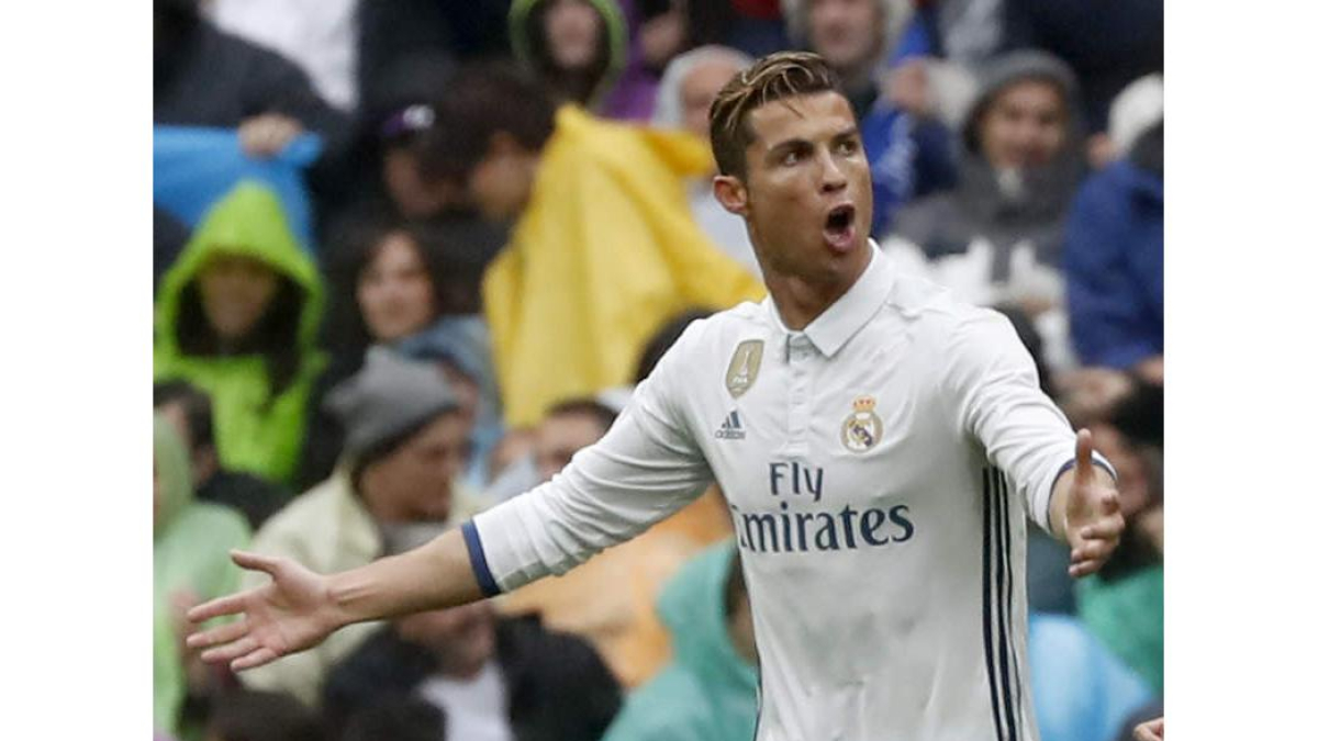Cristiano Ronaldo celebra su gol al Valencia, el primero del Real Madrid frente a un rival que estuvo a punto de sumar en el Bernabéu. LIZÓN