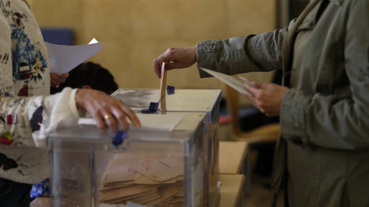 Imagen de una urna en las últimas elecciones. JESÚS F. SALVADORES