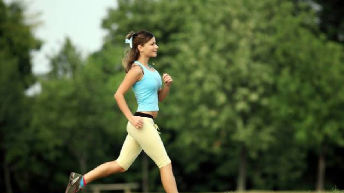 Una mujer practica 'footing' en el parque.