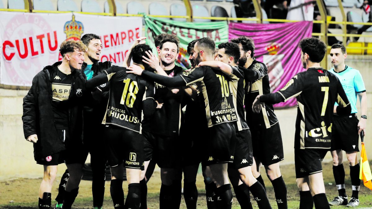 Los jugadores de la Cultural celebran una victoria trabajada frente al Tudelano, que ilusiona al equipo y a su afición para pensar en escalar posiciones. MARCIANO PÉREZ