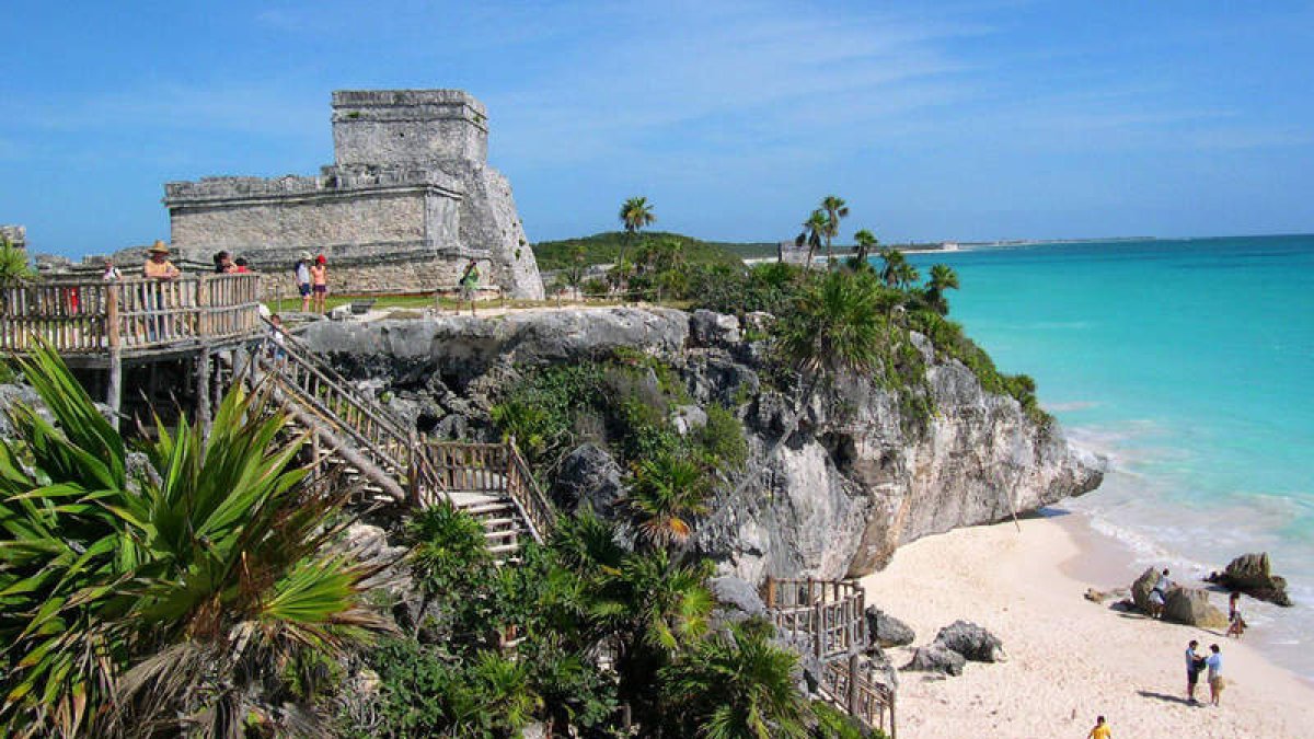La palabra ‘cenote’ proviene del maya ‘dzonot’ y significa ‘abismo’. No en vano, se trata de pozos de agua dulce surgidos tras la erosión de la piedra caliza. Los antiguos mayas sacaban de estos pozos naturales el agua,