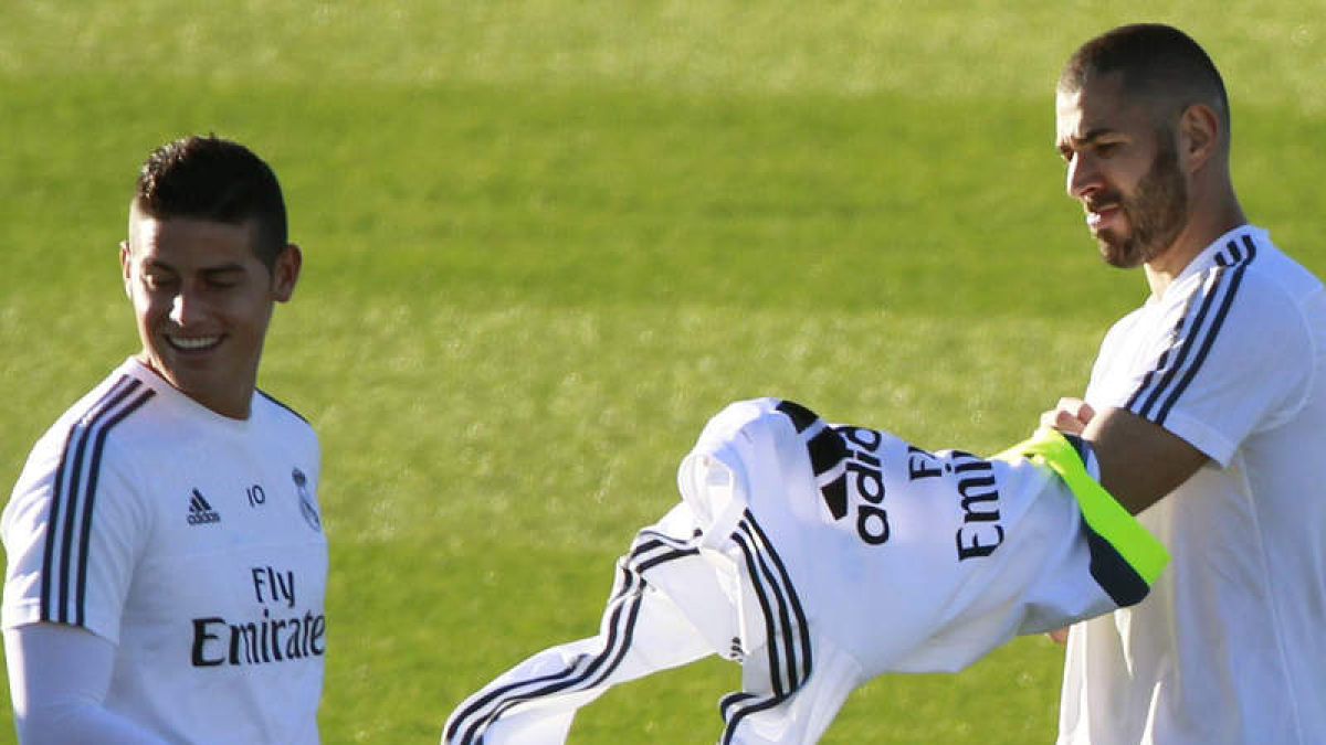 Karim Benzema, derecha, junto al centrocampista colombiano James Rodríguez.