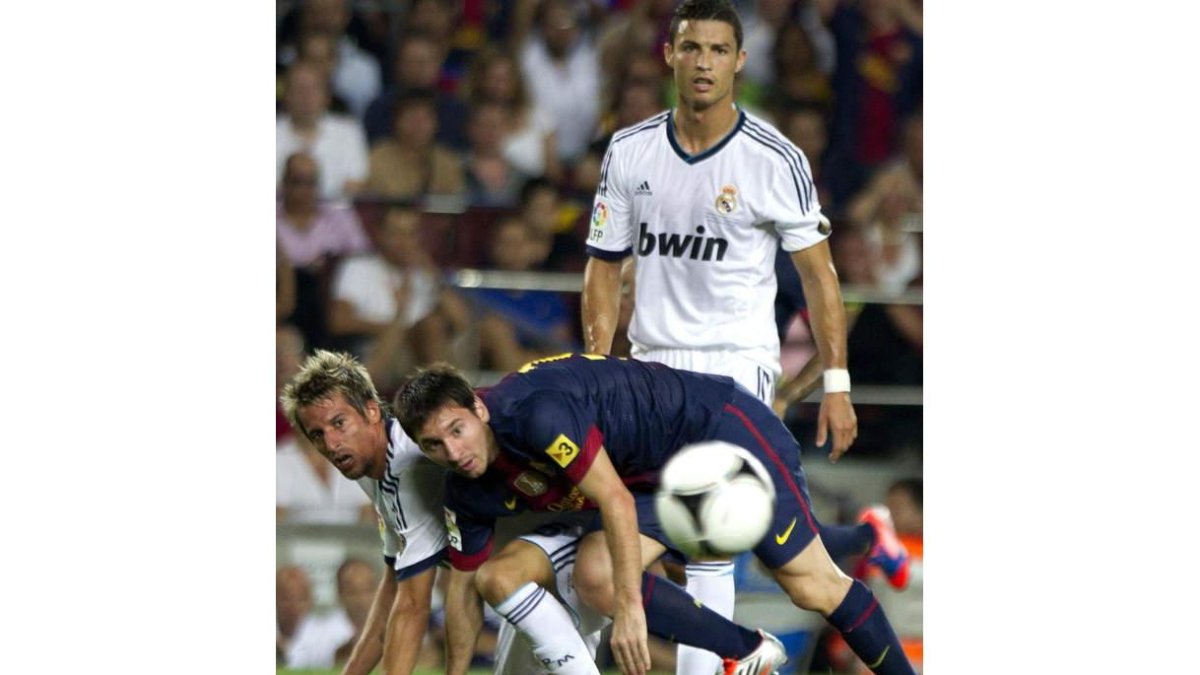 Messi y Coentrao, con Cristiano detrás, en uno de los clásicos.