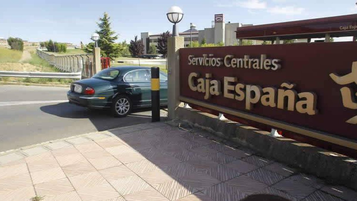 La presunta estafadora urdió toda la trama cuando trabajaba en los servicios centrales de la Caja en el Alto del Portillo.