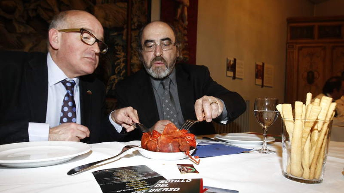 Más de cien personas acudieron a la presentación en León del botillo.