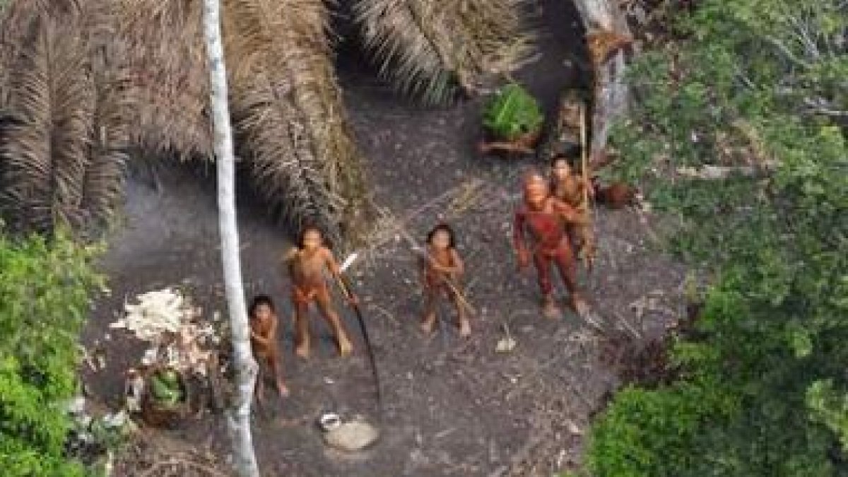 Fotografía de cinco miembros de la tribu de diferentes edades y en aparente buen estado físico.