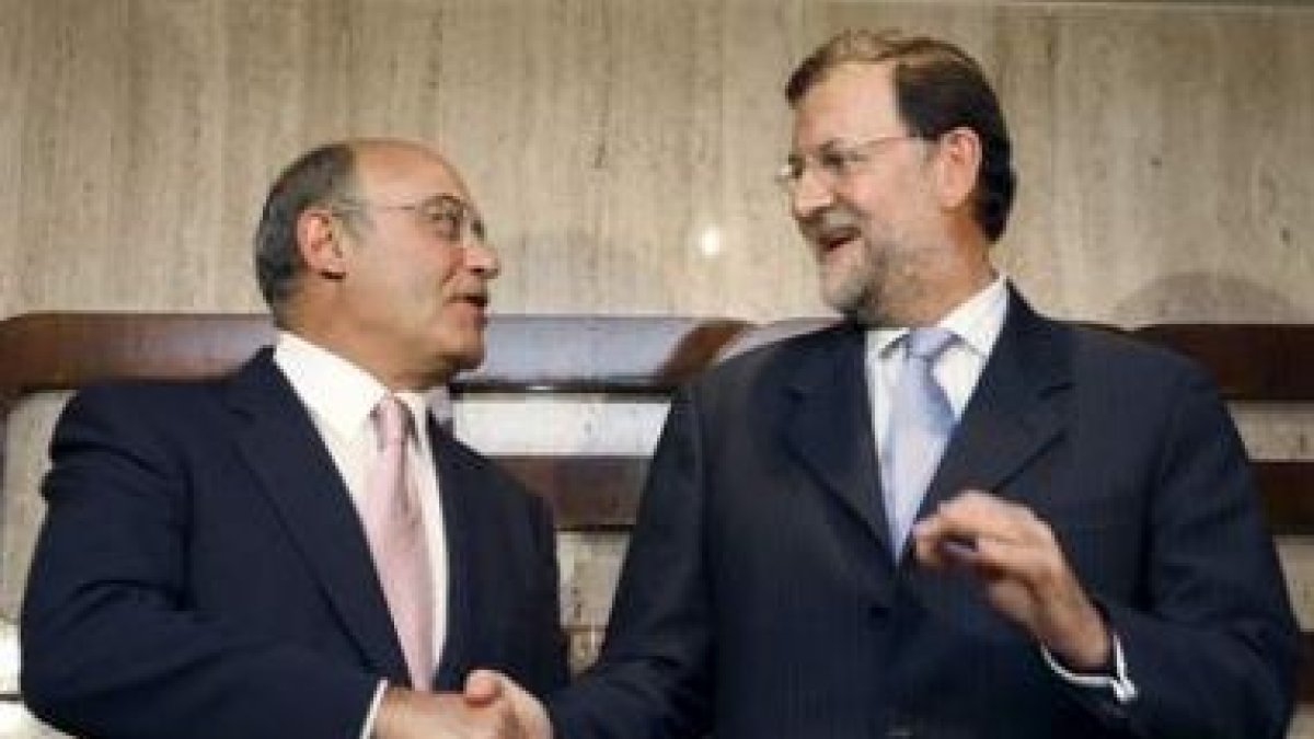 Rajoy saluda al presidente de la Ceoe, Díaz Ferrán.