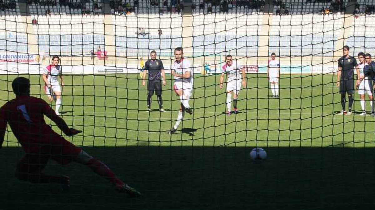 Raúl Torres marca de penalti uno de los tres goles conseguidos en el partido frente al Palencia que acabó con un 3-0 final.