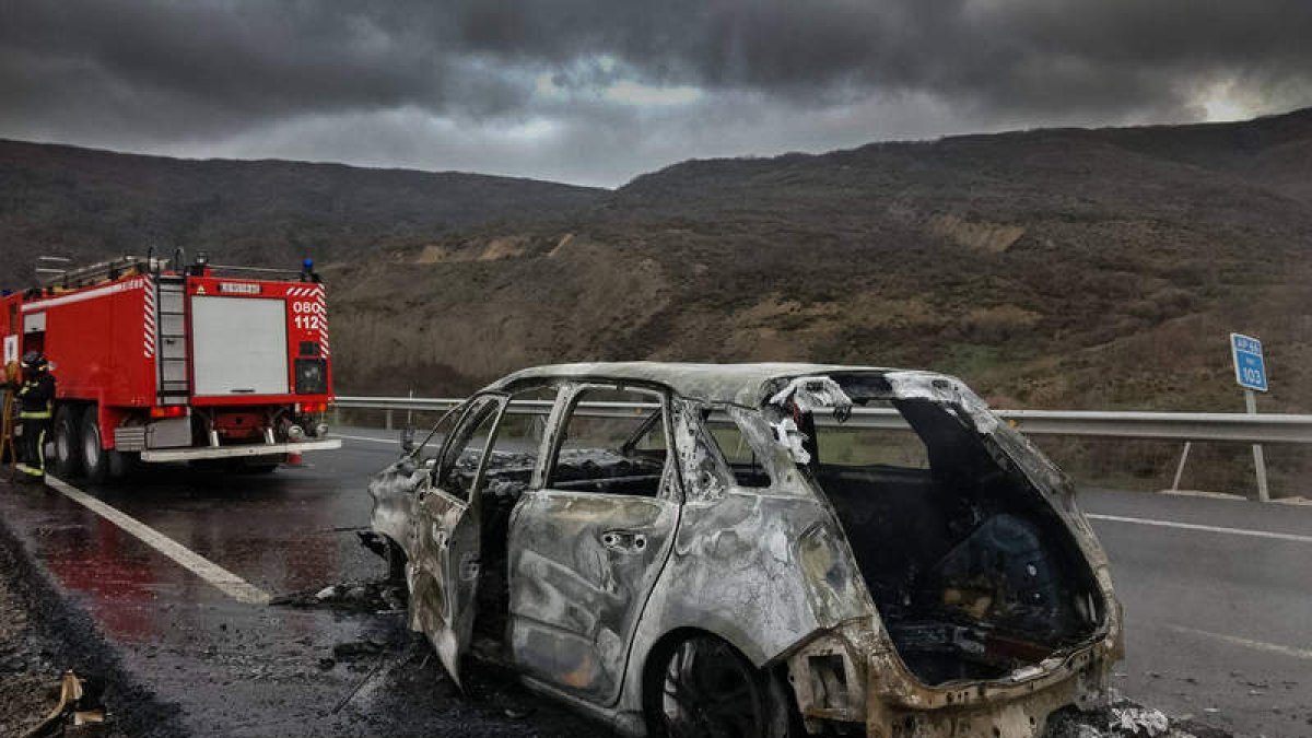 El vehículo siniestrado ayer en Los Barrios de Luna. BOMBEROS DE LEÓN