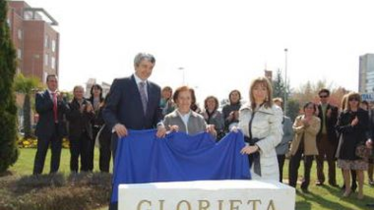 Miguel Martínez y Mº Eugenia Gancedo, junto a la esposa de Ropero
