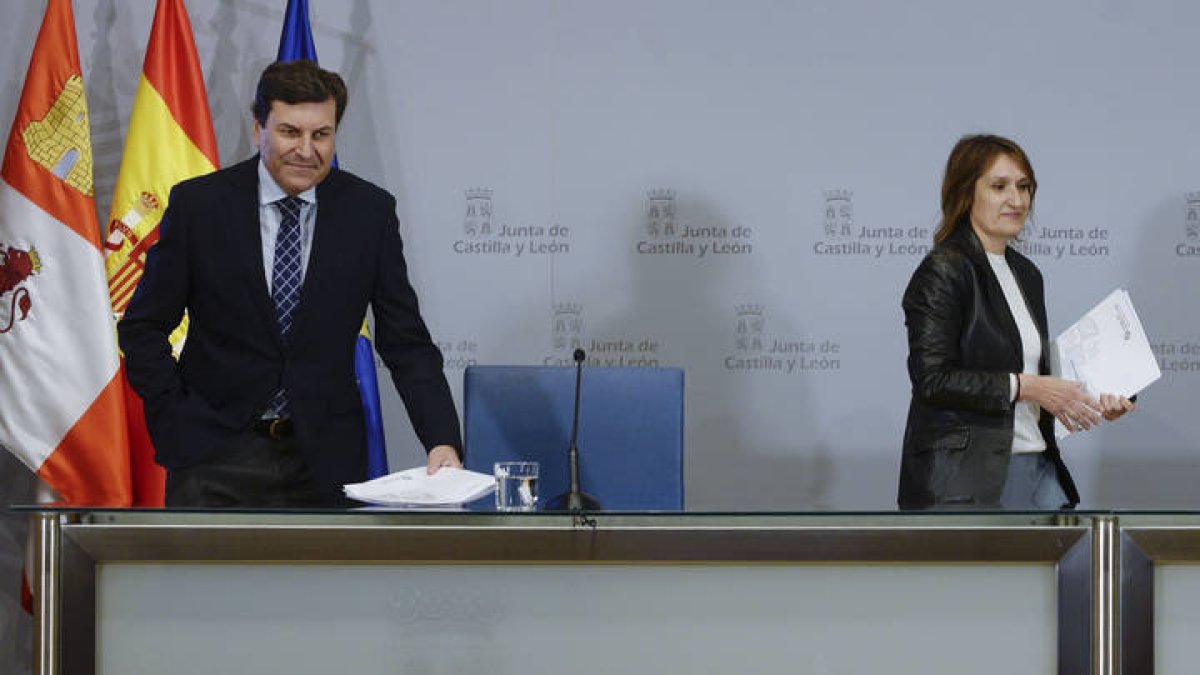 El consejero de Economía de la Junta de Castilla y León, Carlos Fernández Carriedo, y de Educación, Rocío Lucas, comparecen en rueda de prensa tras la reunión del Consejo de gobierno, este jueves en Valladolid. NACHO GALLEGO