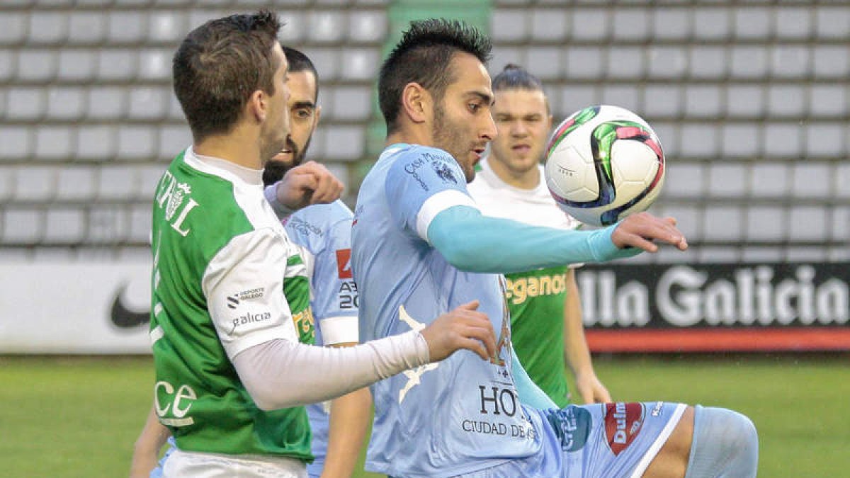 Roberto Puente controla el balón a pesar de la oposición de un jugador ferrolano.