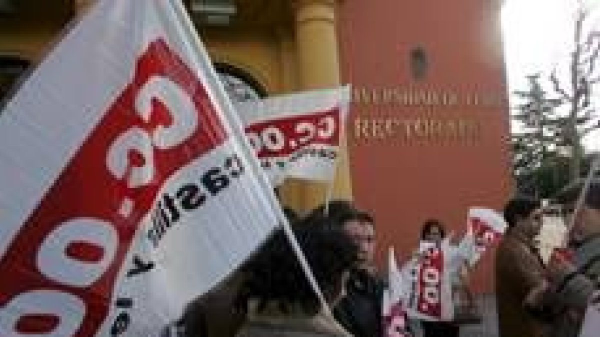 Personal docente e investigador se concentró frente al Rectorado