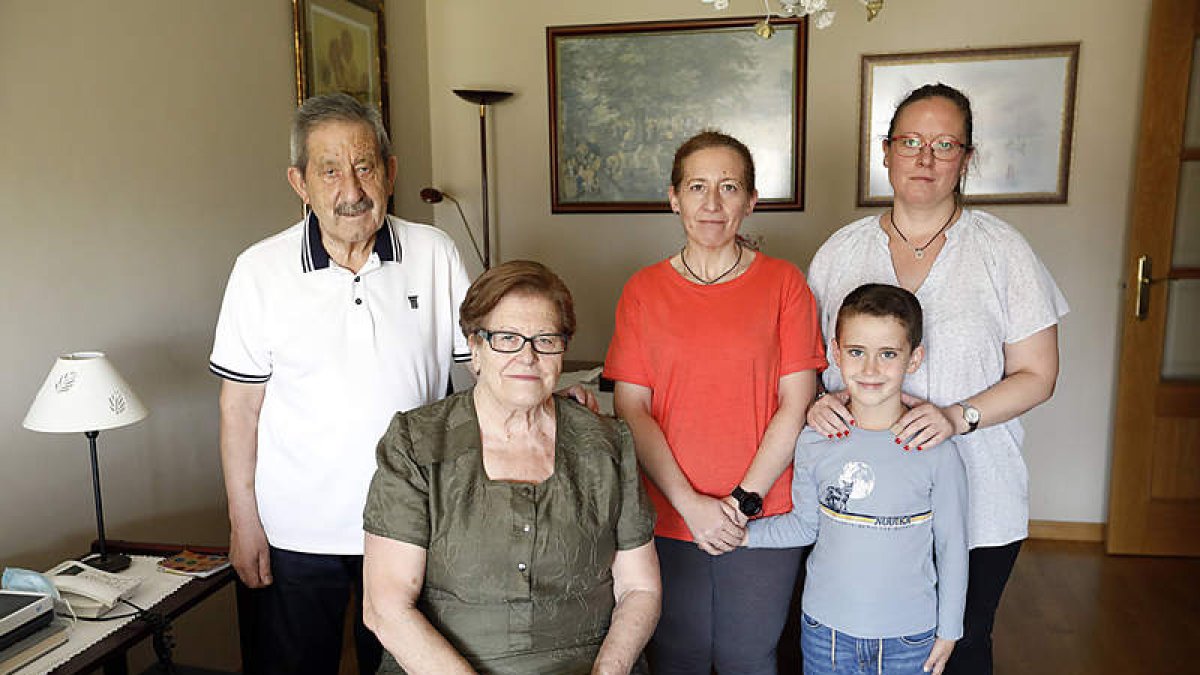 Luis Fernández, Mari Carmen Santos, Marta María, Martín y Beatriz.