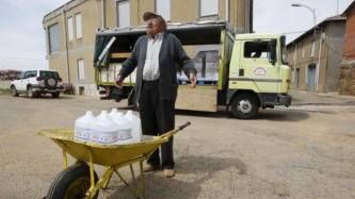 Uno de los afectados por el problema del arsénico lleva varias garrafas de agua