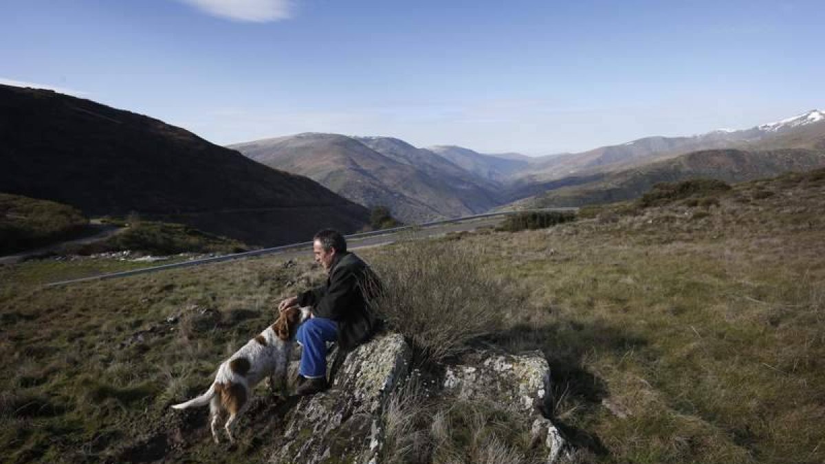 Antonio Rodríguez, de Corporales, en el Alto de Peña Aguda desde donde contempla las cumbres de La Cabrera Baja.