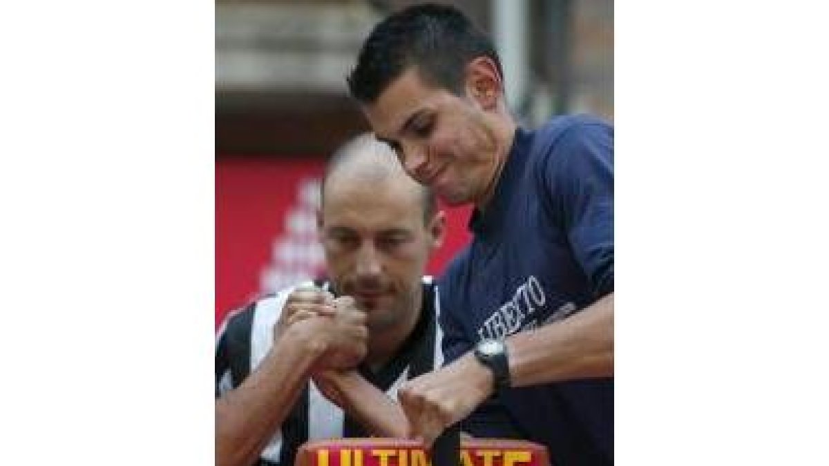 Los forzudos estuvieron a punto de tirar la mesa de pulsos