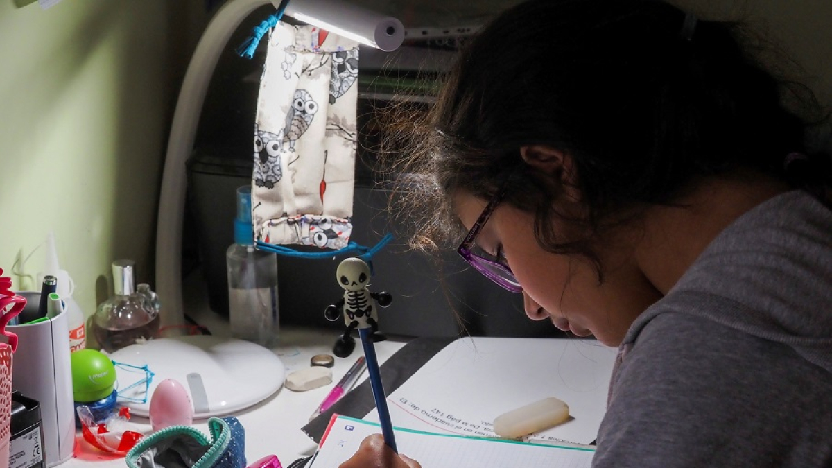 Una niña realiza sus tareas desde casa. EFE/ R.García
