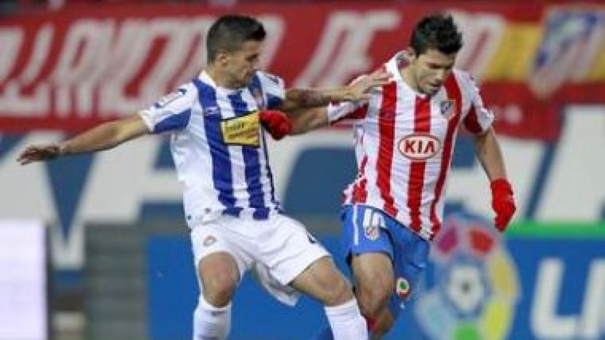 El«Kun» Agüero trata de escapar de Javi Márquez.