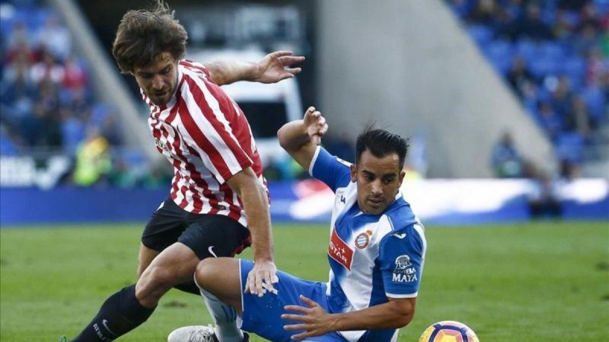 José Manuel Jurado lucha desde el suelo con Yeray Álvarez.