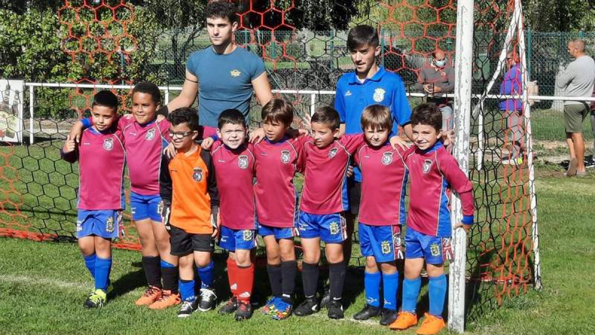 Formación del equipo del Nuevo Recreo Industrial que disputa la competición benjamín. DL
