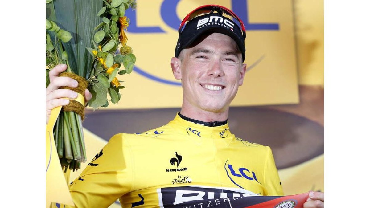 El ciclista australiano Dennis se llevó la crono con la que se inició el Tour y ya luce el amarillo.