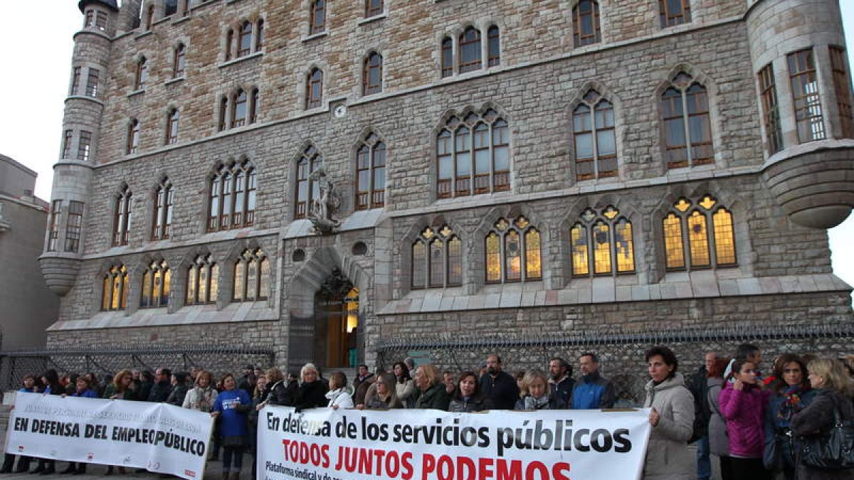 Un momento de la concentración celebrada ayer en la plaza de Botines.