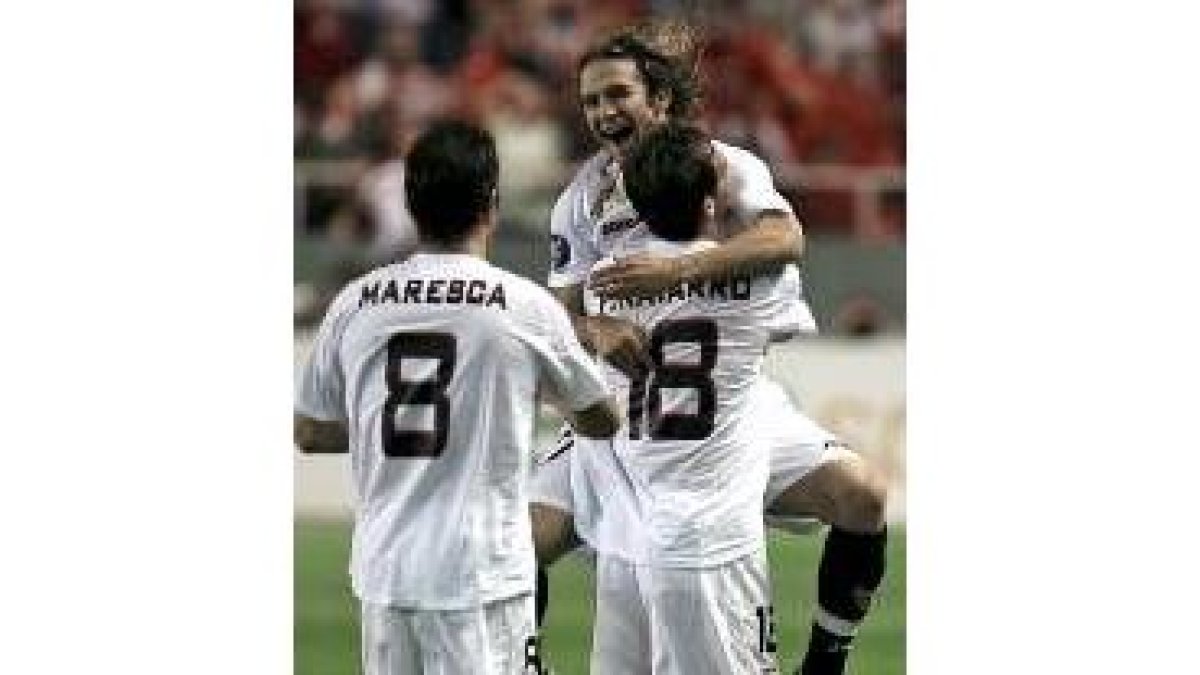 Miguelito, del Marítimo portugués, persigue a Miguel, del Valencia