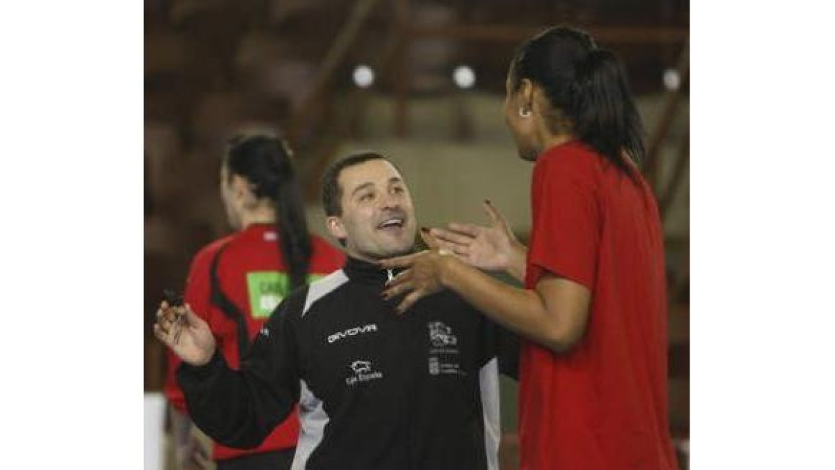 El técnico Diego Soto conversa con la pivote Aline.