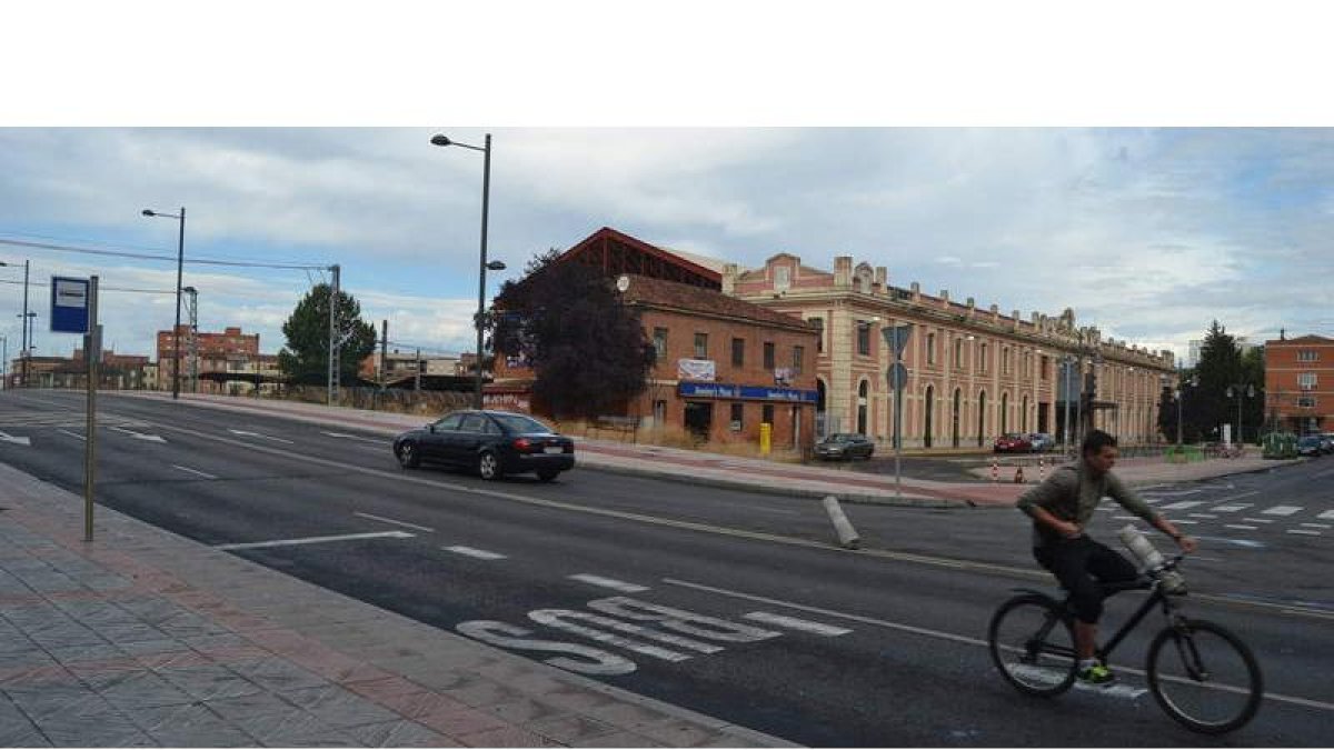 La nueva parada para los autobuses urbanos de León está delante de la estación; la de los interurbanos, en la vieja terminal.