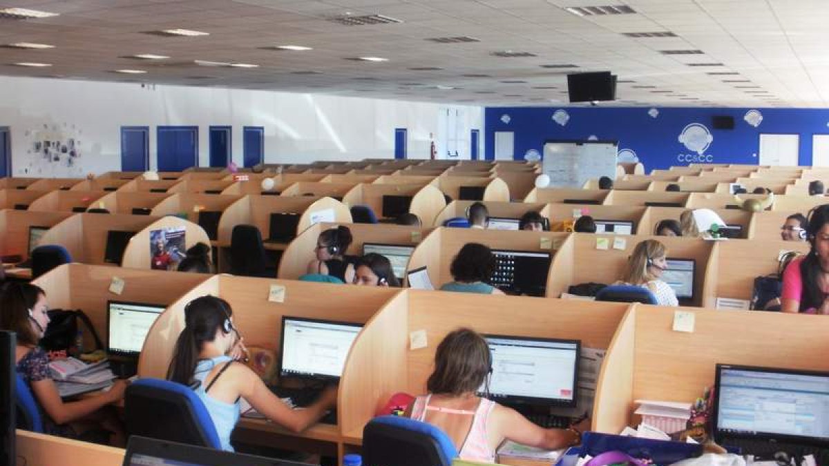 Teleoperadoras del call center de CC& CC en el polígono de Bembibre, en una foto de archivo.